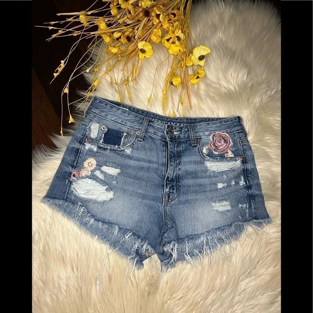 American Eagle floral embroidery denim shorts sz 4